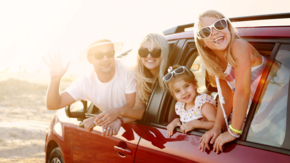 Familie im Auto